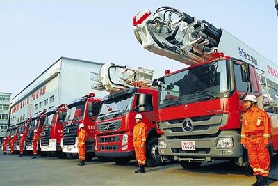 丹东市政府举行向武警辽宁丹东消防支队授车暨