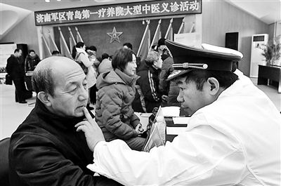 济南军区青岛第一疗养院开展义诊活动(图)