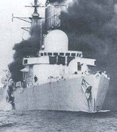 资料图：马岛战争中被阿根廷空军飞鱼导弹击沉的英军谢菲尔德号驱逐舰