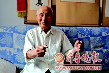 去年8月,王延周接受记者采访时,演示他驾驶飞机时的动作。