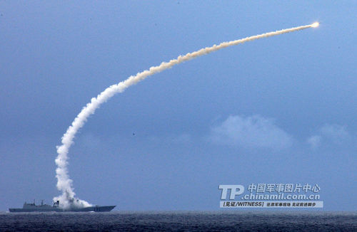 资料图称南海演习中,052C型171舰发射防空导弹。