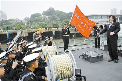 综合新闻 > 正文   戴玉强为厦门水警区"龙海艇"的官兵激情演唱.