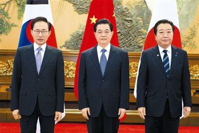 胡锦涛会见韩国总统和日本首相