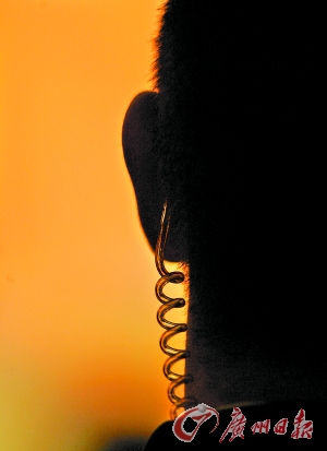  һ������˹���ȫ�֣�ǰ��Ϊ�˸񲪣����ع��ڻ᳡��ִ�а������񡣡���������ͼƬ��