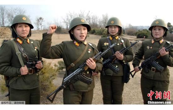 资料图：由朝中社3月3日公布的照片显示，朝鲜女兵斗志昂扬，誓死维护国家尊严。