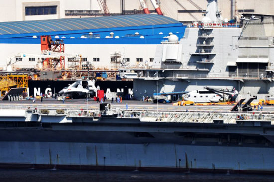 正在进行升降机测试的瓦良格号航母