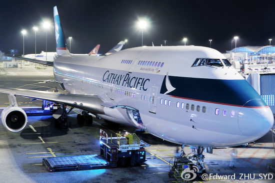 夜色中的国泰航空波音747-400