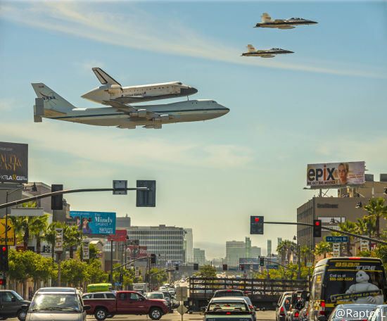 美国航天飞机经过洛杉矶上空