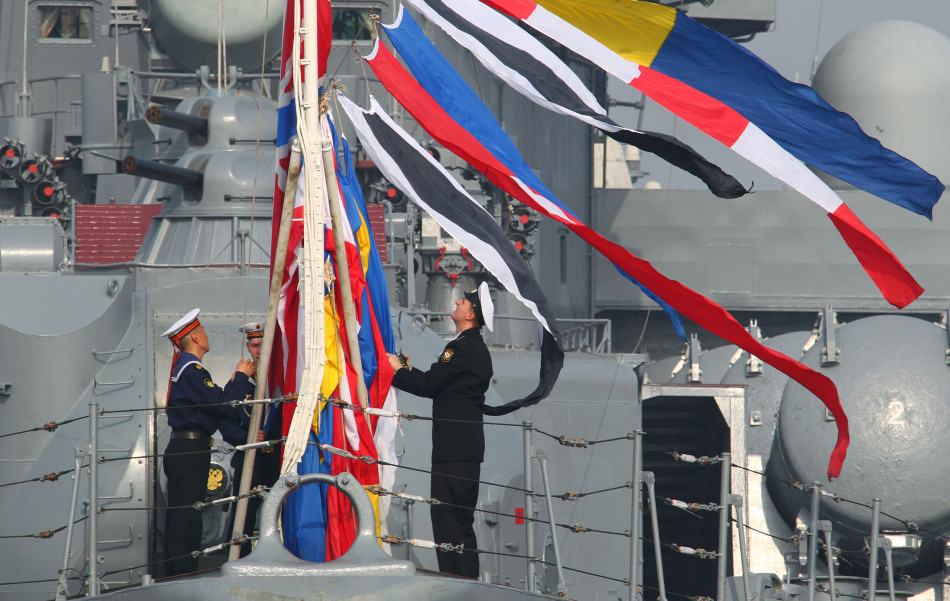 俄罗斯军舰举行升旗仪式