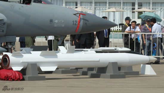 珠海航展现场展出的CM-400AKG导弹，从外形看与鹰击12完全不同