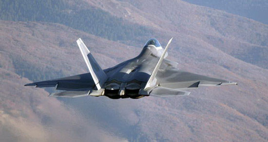 美国《航空航天技术周刊》称，美国和日本军事专家都认为，有了美国F-22战机的支持，东海的空中力量对比将向日本一方倾斜