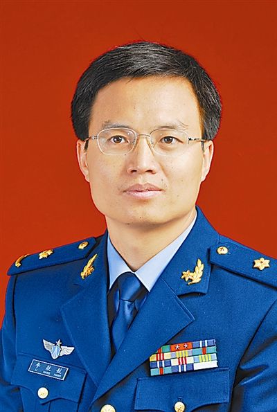 李航航,空军装备研究院高级工程师,长期从事飞机总体论证,改进改型和