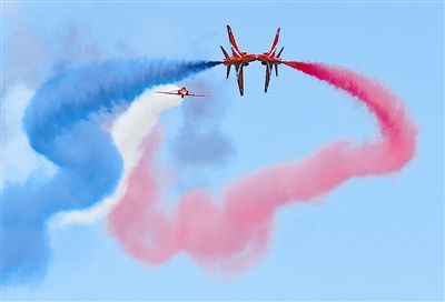 飞机尾部的蓝,白,红三色彩烟代表着法国国旗的颜色.