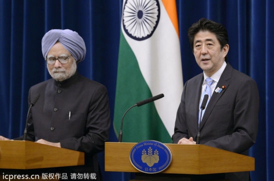 　　当地时间2013年5月29日，日本东京，印度总理辛格(左一)与安倍晋三(右一)会晤。