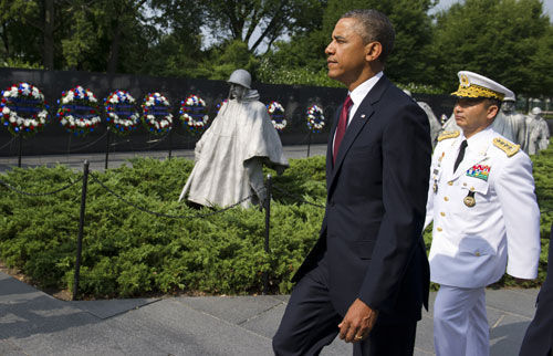 7月27日，奥巴马在美国朝鲜战争纪念碑参加纪念仪式。