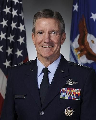 赫伯特·卡莱尔，美国空军上将，绰号“鹰”，现任太平洋空军司令，美国太平洋司令部空军司令，