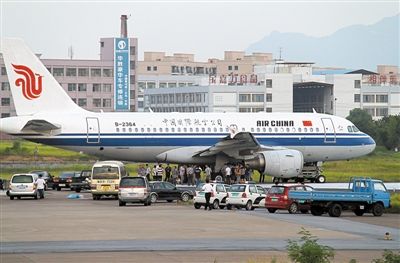 浙江义乌机场因客机滑出跑道关闭8小时(图)|跑