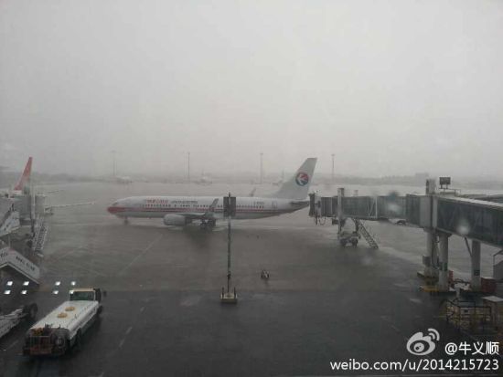 武汉机场12级大风屋顶被掀 客机风中转圈(图)