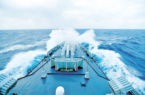 参加海军"机动-5号"实兵演习的广州舰破浪前行.