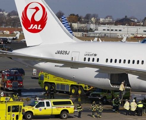日航787客机电路着火机舱冒浓烟