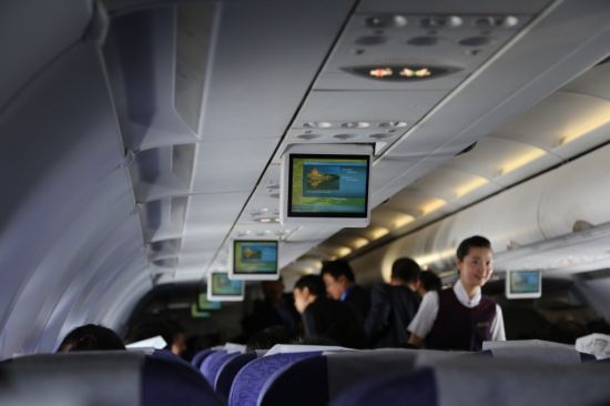新浪航空微博在万米高空发布的飞行中客舱内图片。