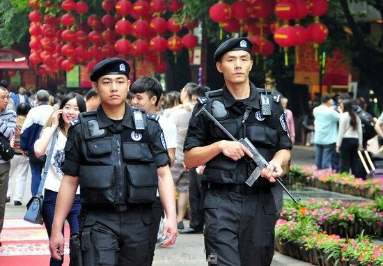 资料图：广州特警在巡逻。