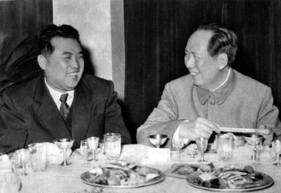 资料图:1953年,毛泽东在欢迎金日成率领的朝鲜政府代表团宴会上。