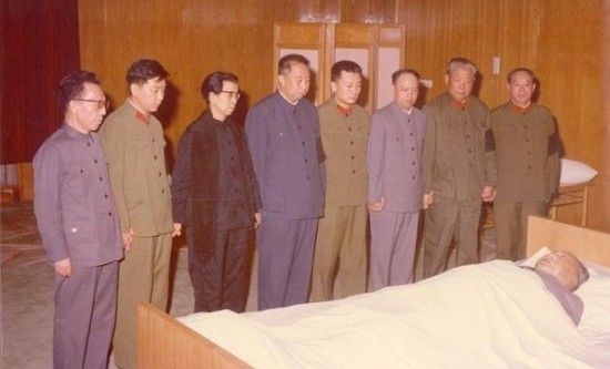 江青在治丧会上提出:毛主席是邓小平气死的