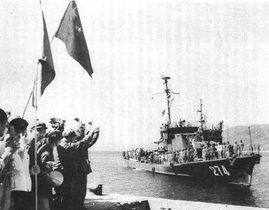 资料图：参加西沙海战的解放军的274号猎潜艇在亚龙湾。