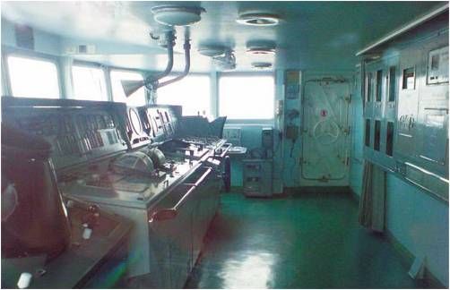 资料图;“青岛”号的驾驶台，此处只用于舰艇的操纵，作战指挥时，舰长是在舰体内的作战指挥中心工作。