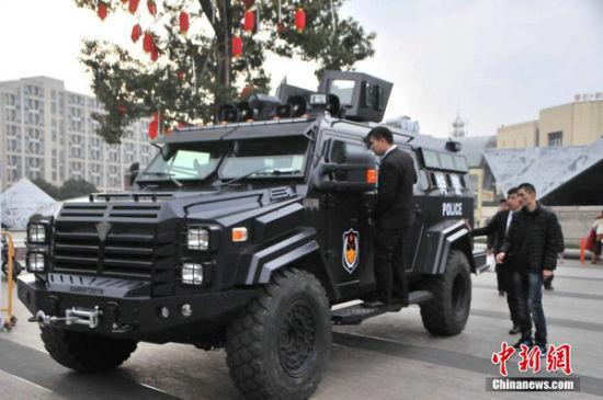 中国特警160万元军车亮相街头 民众爬车围观(图)