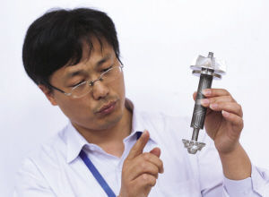 ����ͼ��4��29�գ��п�Ժ���������о������о�Ա���Ҿ��ڽ����豸�ĺ���װ�á�10kW/20K��͸ƽת�ӡ���