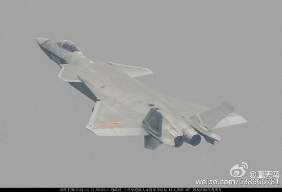 最新曝光的2015号歼-20四代机试飞照片，拍摄角度独特可以感受到这款中国最先进战斗机的弧线之美。（图片鸣谢：黄天坝）