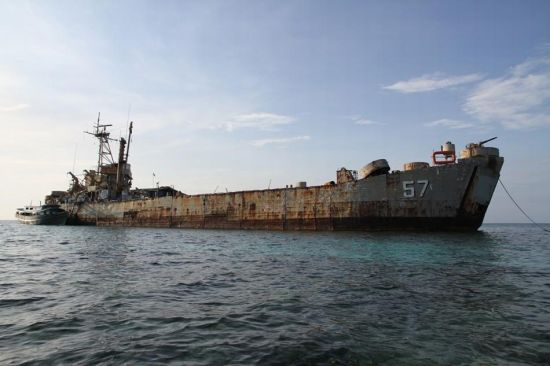 资料图：坐滩仁爱礁的菲律宾破旧军舰