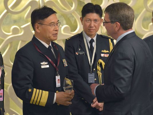 美国防部长卡特在香格里拉峰会上与我军副总参谋长孙建国交谈