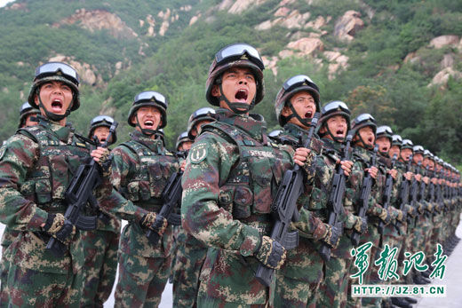 第二炮兵某部官兵精神饱满,斗志昂扬参加阅兵训练.