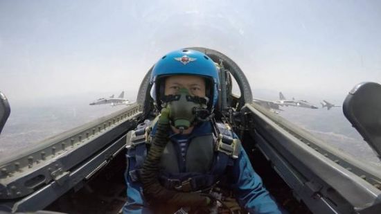 从空中看阅兵战机飞行员:蓝色头盔清晰可见(图