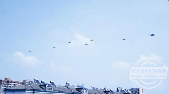 图为:十架直升机变换队形绕飞仙桃(视频截图)。