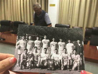 陈善年教授当年参加足球队的照片。