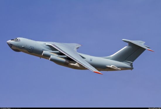 �ݹ��������վrussianplanes 3��25�����·�������Ƭ��ʾ��һ������Ϊ�й��վ����ӽ��������-78���Ϳ��м��ͻ������Էɡ�������Ƭ�У�һ�������Էɵ�����-78���ͻ�ˢͿ�����й��վ�����-76��ʽͿװʮ������ͼ������Ϳװ�����ص㣬�����°ף��ڻ���ǰ���в���״�ı�Ե��