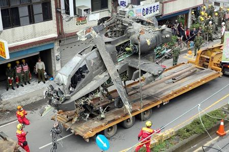 台军去年坠毁的阿帕奇直升机整备运回基地
