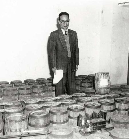 　　1950年12月17日，台北台湾银行金库的藏金。圆桶外的封条上有“金圆券准备金”的字样，这是国民党政府国库黄金运台的最有力证据。（资料图）