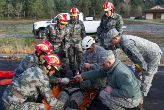   20日，中美两国官兵在美军刘易斯-麦科德联合基地参加人道主义救援减灾联合演练。（美国《星条旗报》网站）