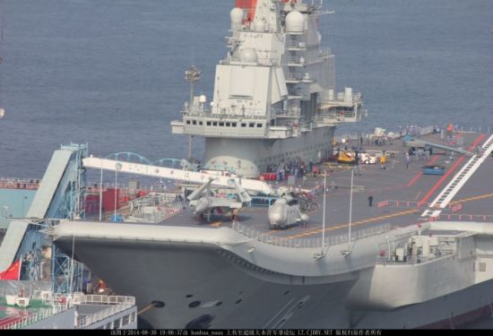 2014年4月中旬，中国海军首艘航母辽宁舰返回大连船厂进行例行维护作业。经过4个多月，于8月31日离开大连港，返回青岛母港。本图集为网友们对辽宁舰在维护期间拍摄的不同时间的维护进度照。(图片来源：ZTCD 蓝鲨小队等)