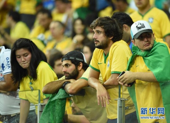 外媒：巴西球迷惨败之痛难消解
