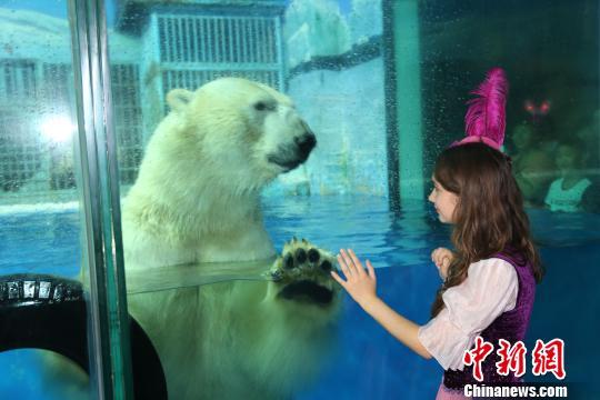 俄报:世界爱照镜子女性<em>排行</em> <em>俄罗斯</em>女人居首_