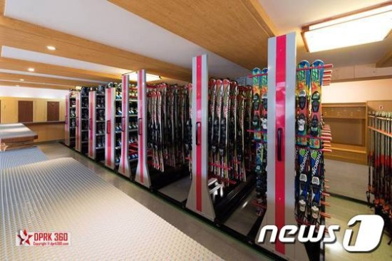 美国记者驾车穿行朝鲜:不能上网山羊随处可见