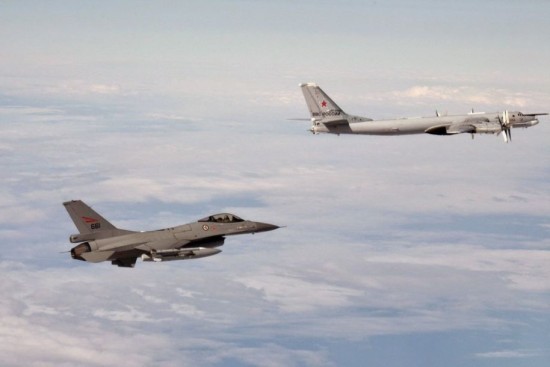 北约F-16坠毁酿惨剧：连撞数架战机数十人伤亡