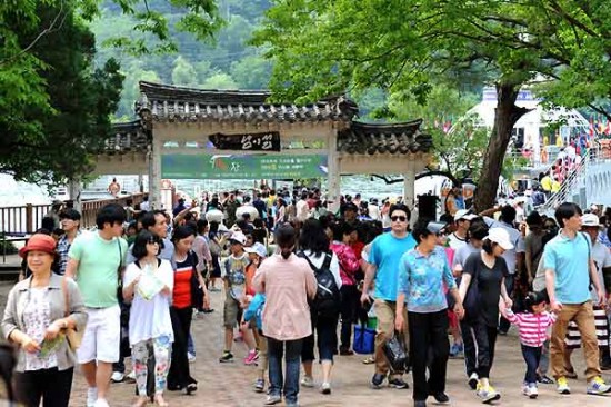 韩媒:统计显示每3个外国游客中就有1个中国人