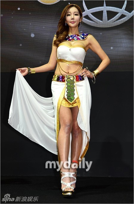 美国85公斤女模穿泳衣登杂志秀丰腴身材（图）